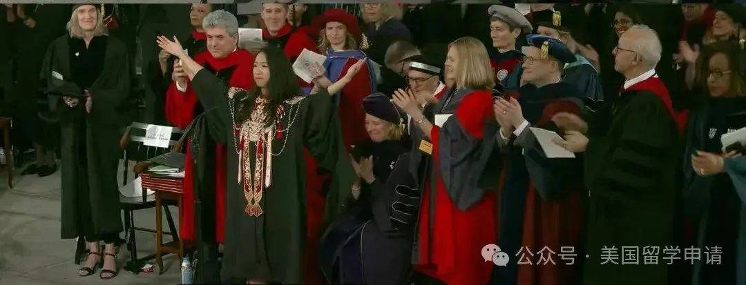 讲的中国女生蒋雨融来自青岛英高毕业本科就读于杜克尊龙凯时·中国网站震撼全场！史上首位在哈佛毕业演(图3)