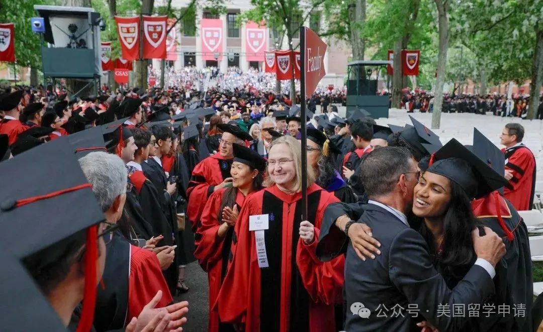 讲的中国女生蒋雨融来自青岛英高毕业本科就读于杜克尊龙凯时·中国网站震撼全场！史上首位在哈佛毕业演(图1)