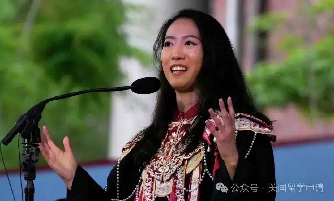 讲的中国女生蒋雨融来自青岛英高毕业本科就读于杜克尊龙凯时·中国网站震撼全场！史上首位在哈佛毕业演(图2)