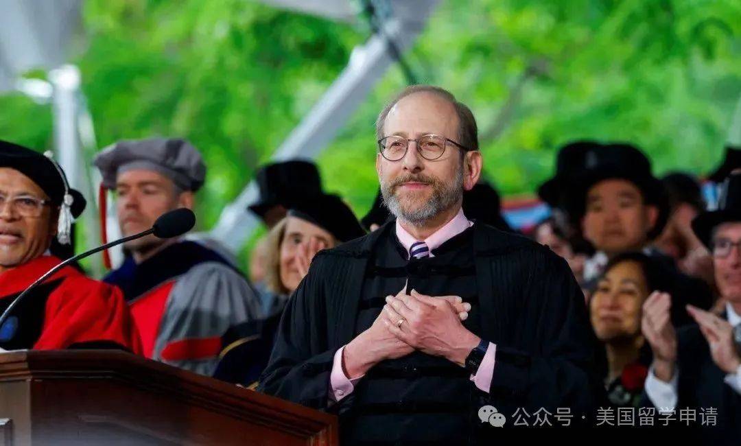 讲的中国女生蒋雨融来自青岛英高毕业本科就读于杜克尊龙凯时·中国网站震撼全场！史上首位在哈佛毕业演(图4)